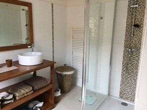 Douche, sèche-cheveux, serviettes fournies