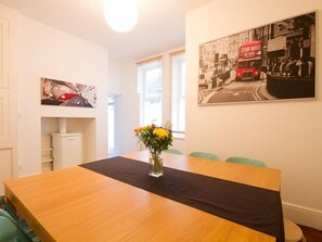House, Multiple Bedrooms | In-room dining
