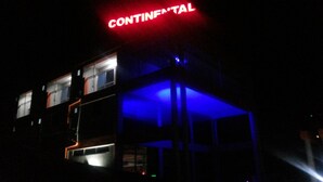 Un bâtiment sur lequel on peut lire l’inscription « CONTINENTAL » sur une enseigne au sommet.