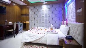 Luxury Suite | 1 bedroom, desk, laptop workspace, soundproofing - Hotel Valentino (Maijdee)