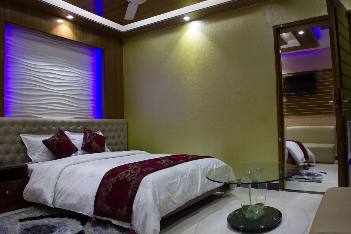 Luxury Suite | 1 bedroom, desk, laptop workspace, soundproofing