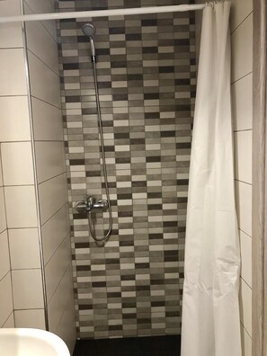 Studio | Badezimmer | Dusche, Handtücher, Toilettenpapier