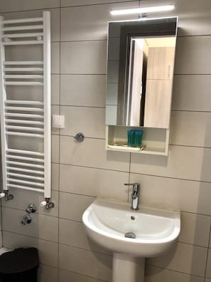 Studio | Kylpyhuoneen pesuallas