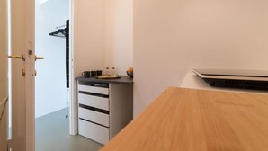 Coffee/tea maker, fridge, stovetop, cookware/dishes/utensils - Esquilino Industrial Studio n.2 (Roma)