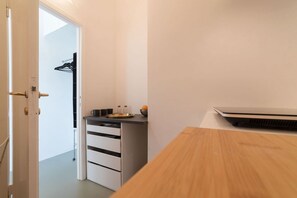 Kühlschrank, Herdplatte, Wasserkocher mit Kaffee-/Teezubehör