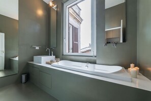 Dusche, Whirlpool, Haartrockner, Bidet