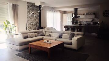 Télévision, lecteur de DVD, table de tennis de table, chaßne hi-fi