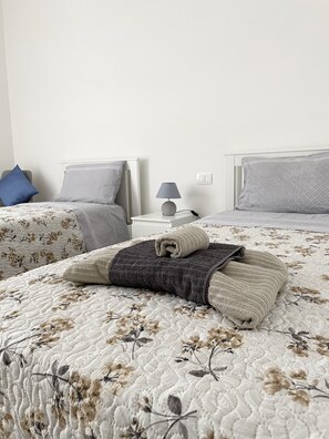 2 habitaciones, tabla de planchar con plancha y cuna de viaje
