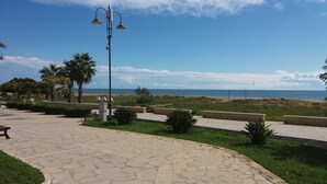 A paved walkway with benches, palm trees, and a street lamp. - Sicily Bedda vacation home, apartment in the city center and a stone's throw from the sea! (Pozzallo)