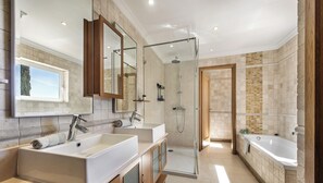 Badewanne, Haartrockner, Handtücher