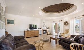 TV - Lila - Stunning sea views from this villa with infinity pool (Sesmarias)