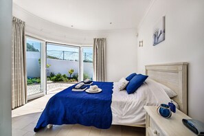 5 chambres, coffres-forts dans les chambres, fer et planche à repasser