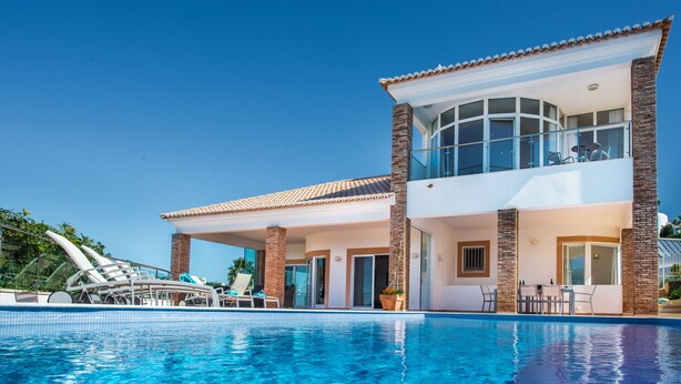 A modern two-story house with a swimming pool, a covered patio, and a glass balustrade. - Lila - Stunning sea views from this villa with infinity pool (Sesmarias)