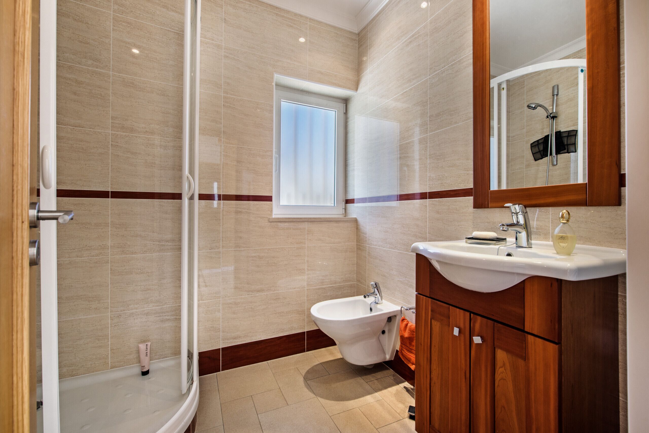 Un baño moderno con ducha, bidé y lavamanos.
