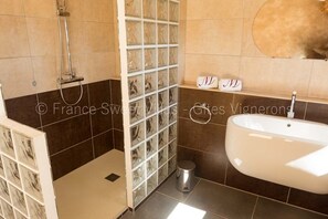 Badewanne, Haartrockner, Handtücher