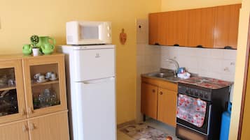 Frigorifero, microonde, forno, piano cottura