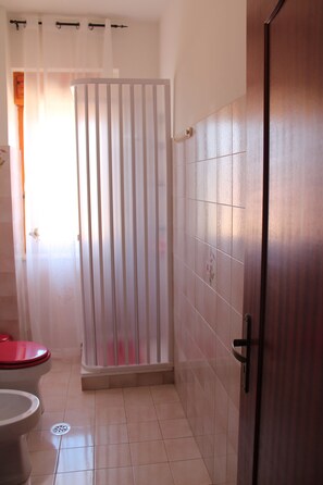 Dusche, Bidet, HandtĂŒcher