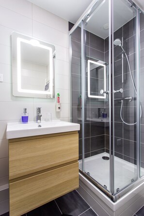 Douche, sèche-cheveux, serviettes fournies, savon
