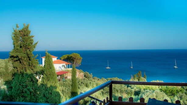 A coastal view with a house, trees, and the sea. - Zagamilos Hotel (Pylos-Nestoras)