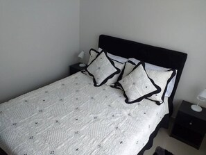 2 Schlafzimmer, Schreibtisch, Bügeleisen/Bügelbrett, WLAN