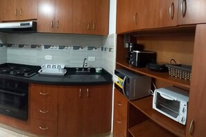 Mikrowelle, Ofen, Wasserkocher mit Kaffee-/Teezubehör