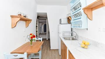 Réfrigérateur, micro-ondes, cafetière/bouilloire, bouilloire électrique