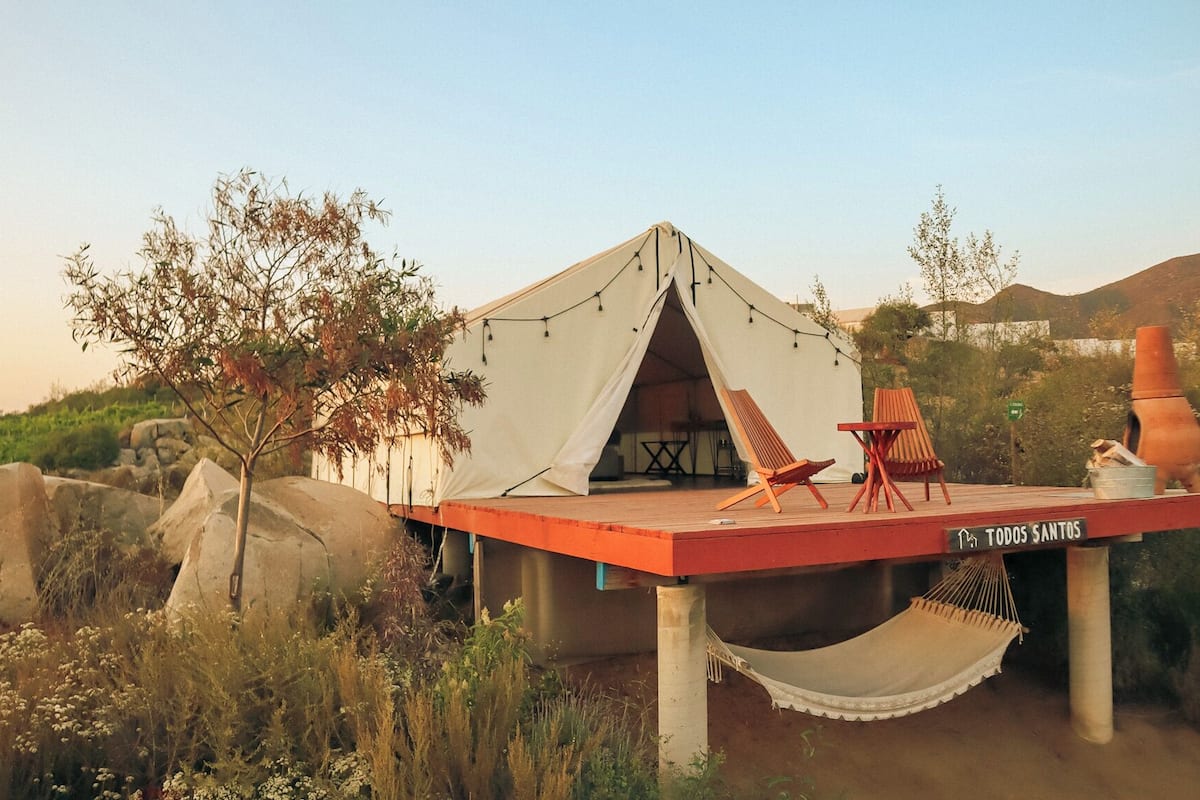 Honeymoon tent, 1 kingsize bed, uitzicht op zwembad | Luxe beddengoed, een minibar, individueel gedecoreerd