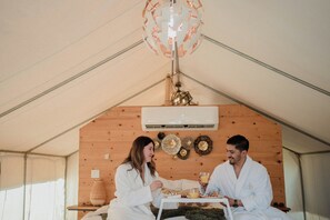 Tienda de campaña estándar, 1 cama King size, vista a la montaña | Servicio a la habitación