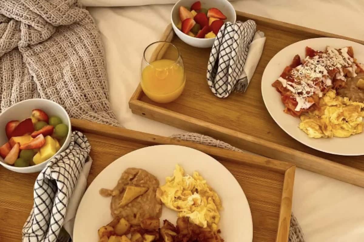 Luxe beddengoed, een minibar, individueel gedecoreerd