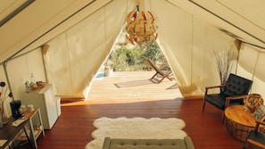 Tenda Standar, 1 Tempat Tidur King, pemandangan kebun | Seprai premium, minibar, dan didekorasi berbeda-beda