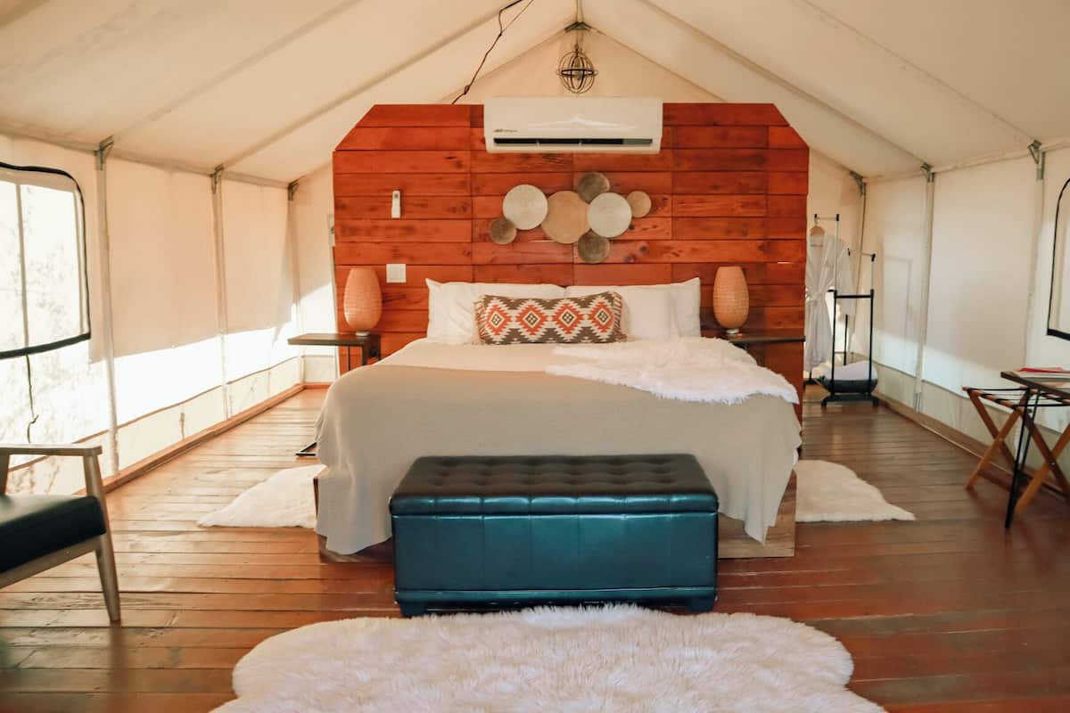 Standaard tent, 1 kingsize bed, uitzicht op bergen | Luxe beddengoed, een minibar, individueel gedecoreerd