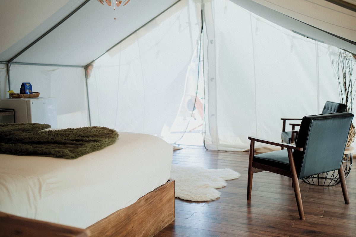 Ropa de cama de alta calidad, minibar y decoración personalizada