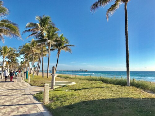 1 block to Ocean-Deerfield Beach Townhouse 3/2. 5
