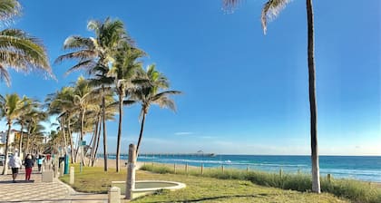 1 block to Ocean-Deerfield Beach Townhouse 3/2. 5