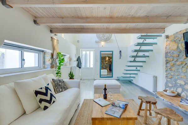 TV, fireplace - cosy luxury home in quite neighboorhood just 1 km from the center. (chania)