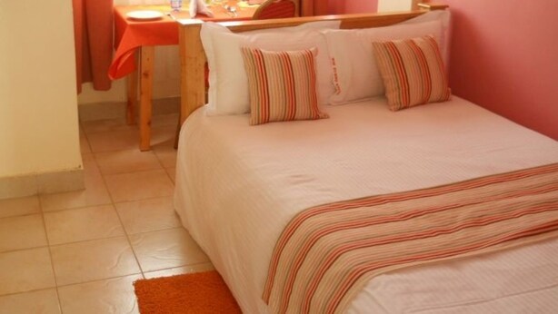 Ein Schlafzimmer mit einem Bett, einem Holztisch und einem Stuhl.