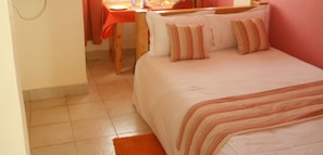 Desk, iron/ironing board, free WiFi, bed sheets - Maya Hotel (Eldoret)