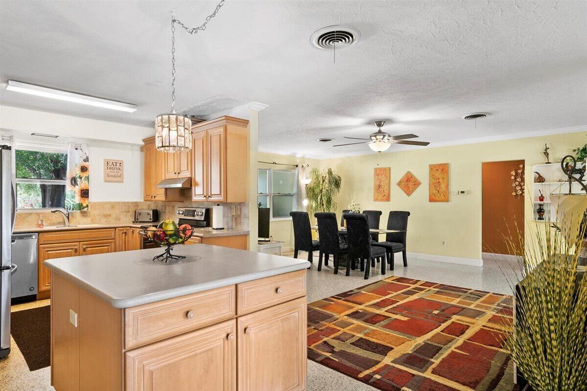 3 BR /3 BA with Private Pool & Patio Near Beaches