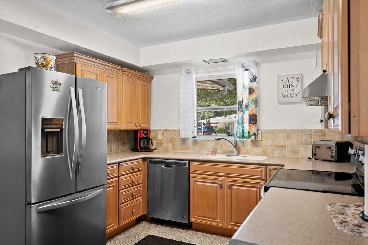 3 BR /3 BA with Private Pool & Patio Near Beaches