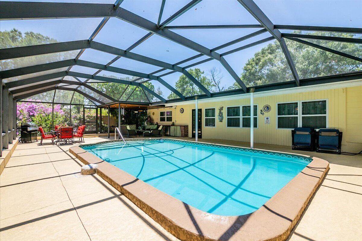 3 BR /3 BA with Private Pool & Patio Near Beaches