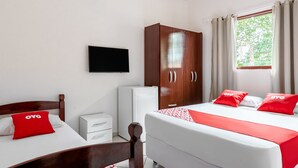 Tremannsrom (without AC, 1 Double + 1 Single bed) | Lydisolert, wi-fi (inkludert) og sengetøy