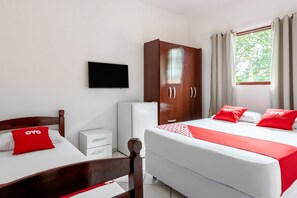 三人房 (without AC, 1 Double + 1 Single bed) | 隔音、免費無線上網、床單