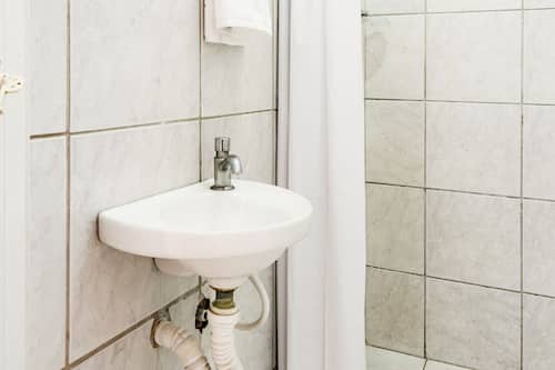 Quarto duplo (without AC) | Banheiro | Chuveiro, toalhas de banho