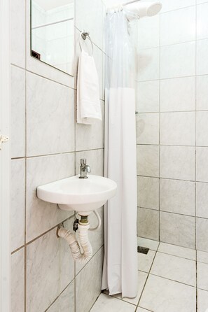 Zweibettzimmer (without AC) | Badezimmer