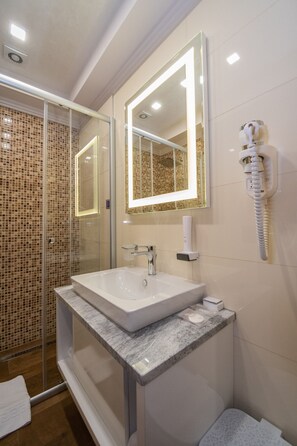 Superior Room, 1 King Bed | Bathroom - Hotel Park (Srebrenik)