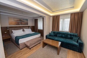 Deluxe Studio Suite | Minibar, in-room safe, desk, soundproofing