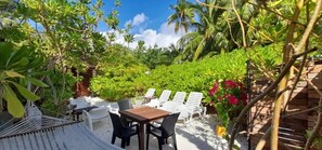 تلفزيون بشاشة مسطحة بحجم 32-بوصة يعرض قنوات تلفزيونية باشتراك مدفوع