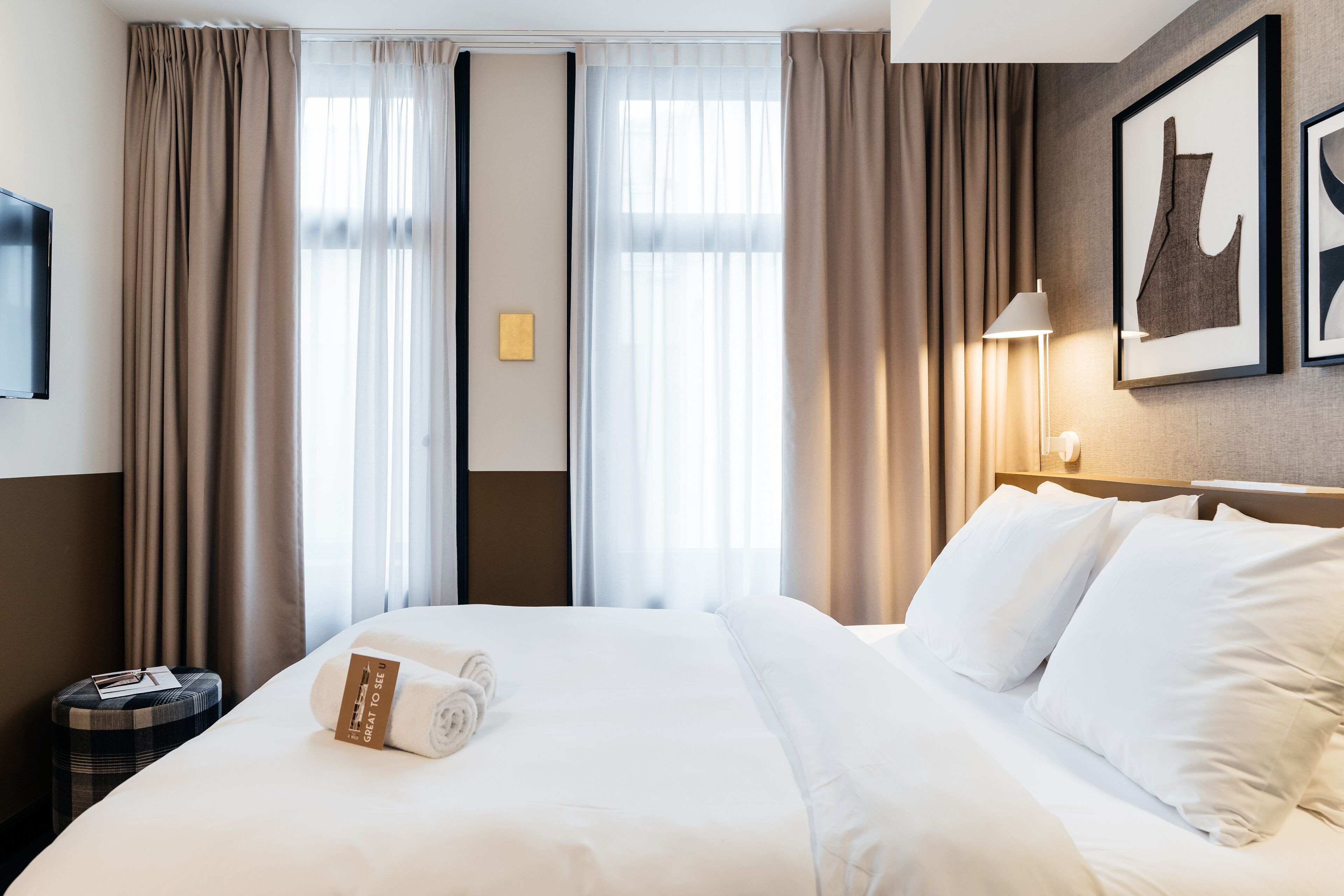 Ropa de cama de alta calidad y caja de seguridad en la habitación 