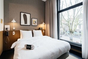 Ropa de cama de alta calidad y caja de seguridad en la habitación