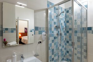 Classic Double Room | Bilik Mandi | Pancuran mandi, kelengkapan dandanan diri percuma, pengering rambut 